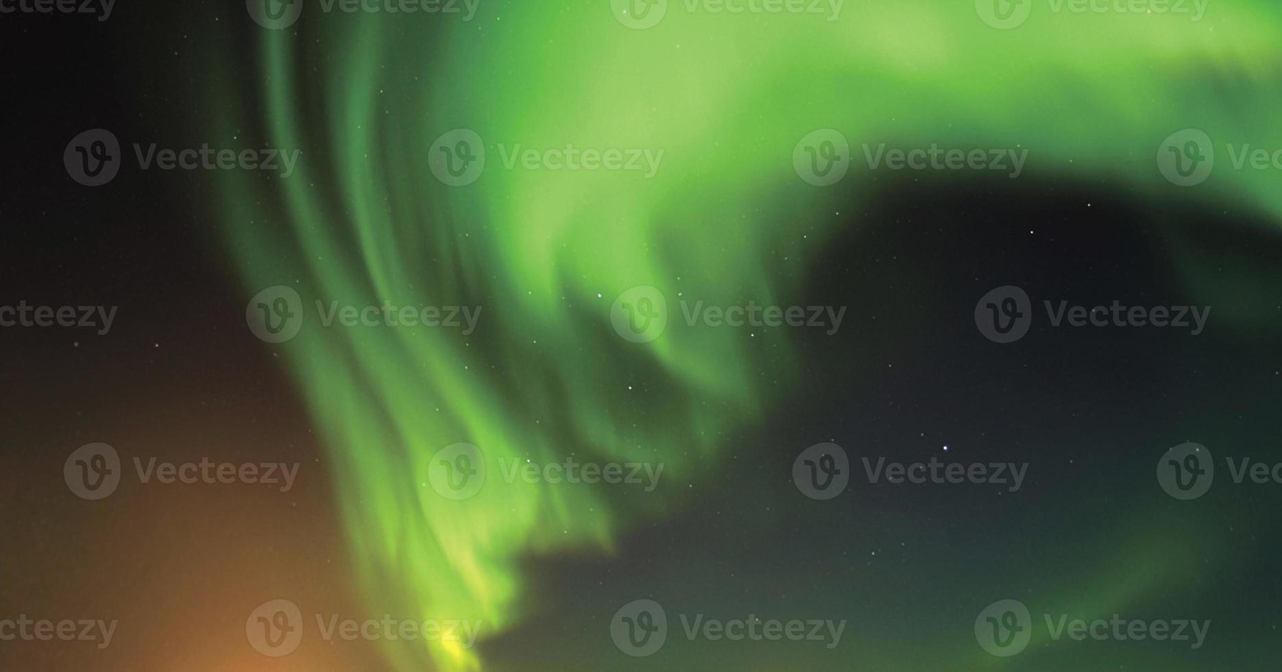hellgrünes Nordlicht über Island Lichter und Wirbel am Himmel das Nordlicht großartiges Phänomen foto