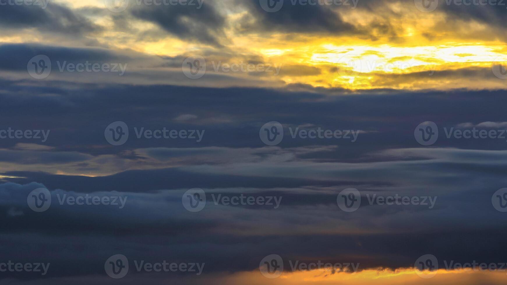 schöne gelbe himmel abendschönheit und wolken bei sonnenuntergang, dämmerung, die strahlen der sonne brechen durch die wolken. natürlich foto