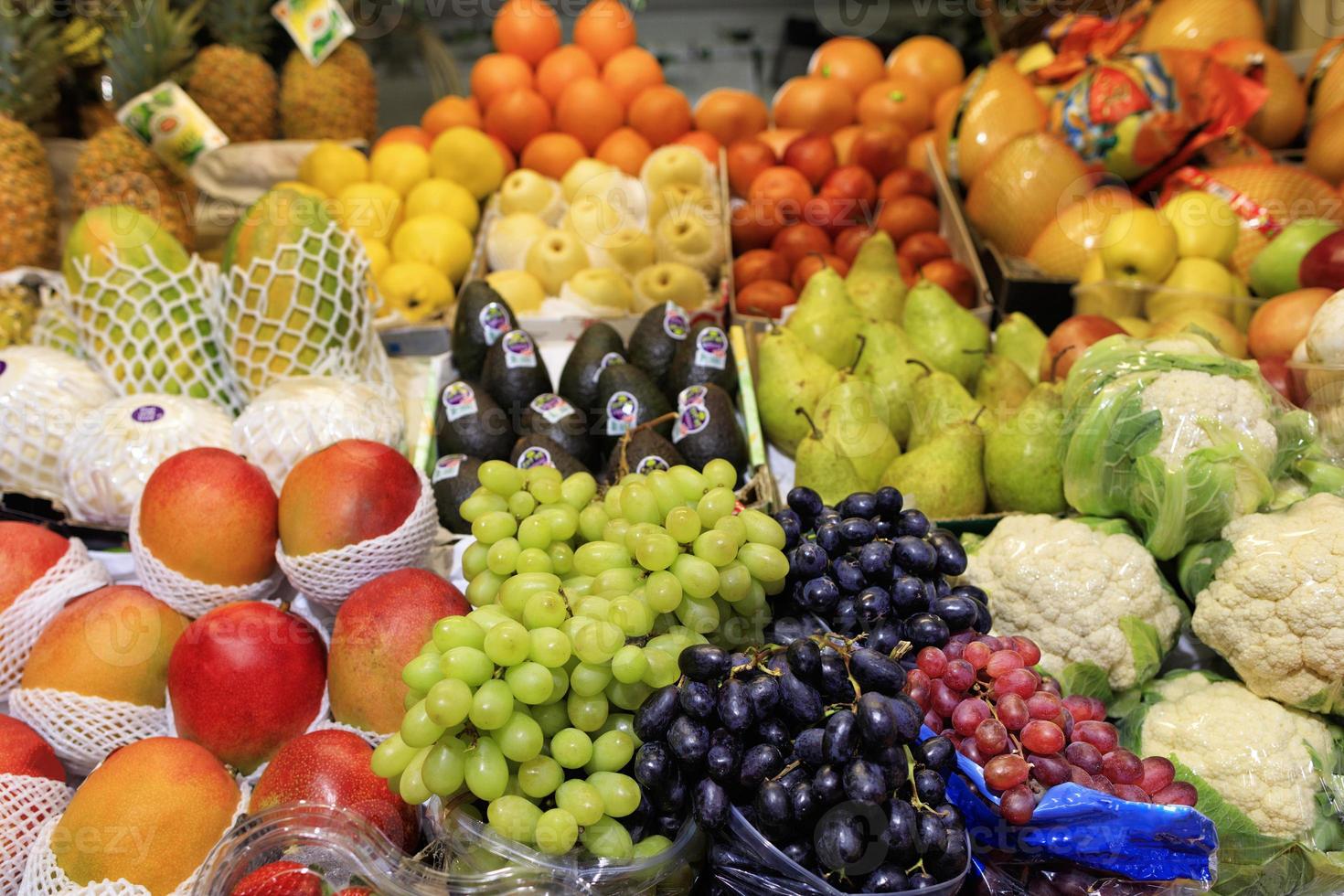 grün schwarz rote Beeren von Trauben, Mango, Birnen, Äpfeln, Ananas, Melone stehen zum Verkauf foto