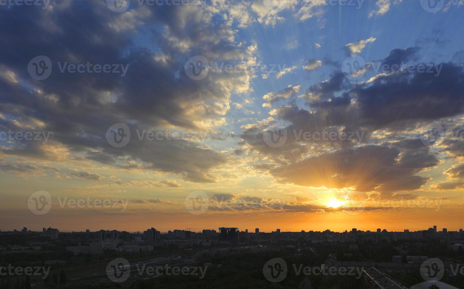 feuriger rötlicher Sonnenaufgang über einer schlafenden Stadt foto