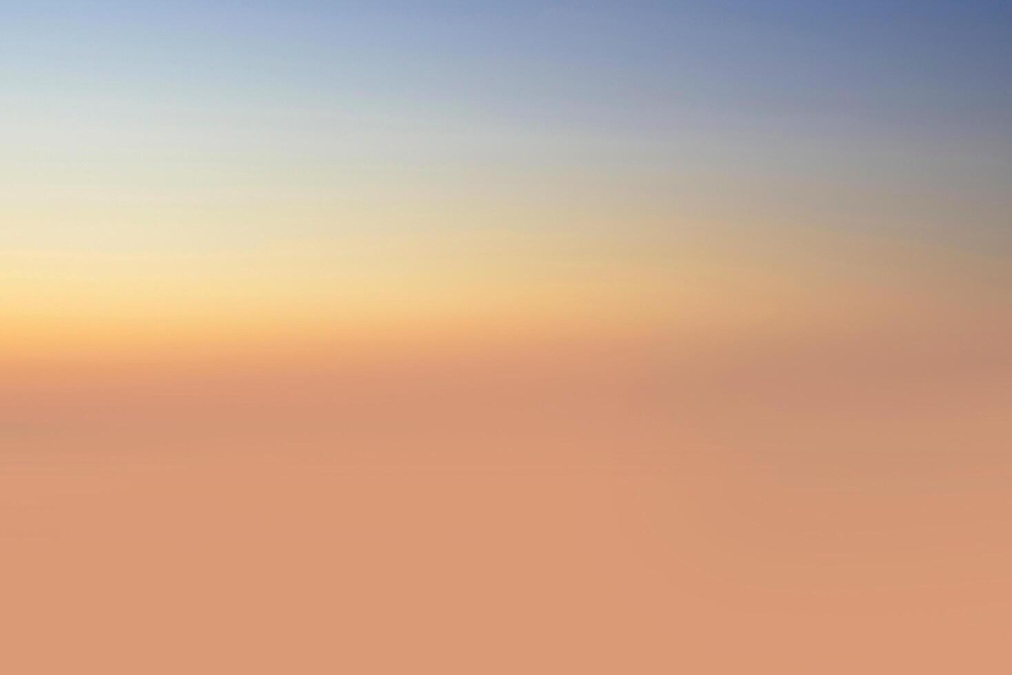 blauer Himmel mit gelben Wolken. Sonnenscheintag mit blauem Himmel im Abendhintergrund foto