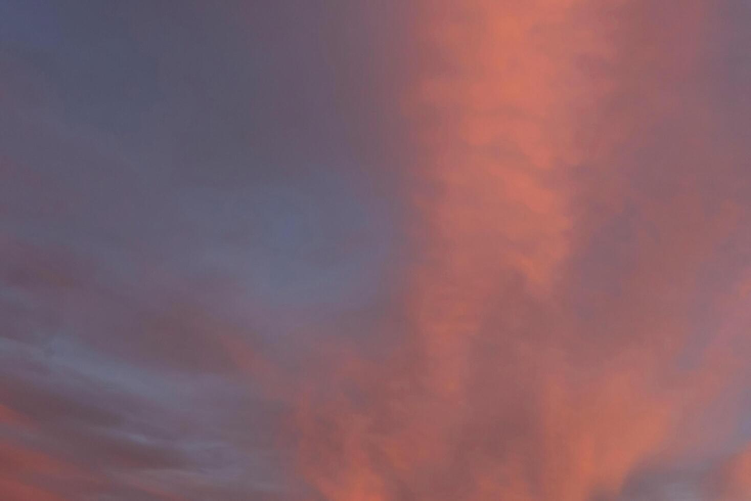 leuchtend gelber sonnenuntergang und sonnenaufgang schön über grauen wolken mit leuchtend oranger sonne an einem kühlen frühlingsmorgen. foto