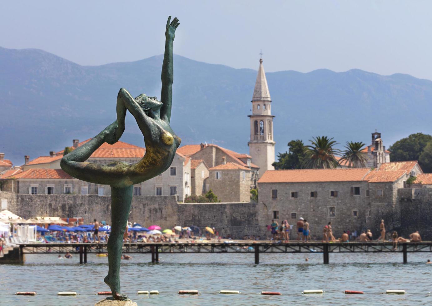 die Statue der Ballerina-Tänzerin, die auf dem Felsen steht. Budva, August 2018. foto