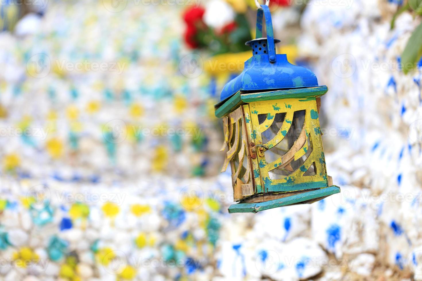 alte orientalische Buntglas-Öllampe aus Holz foto