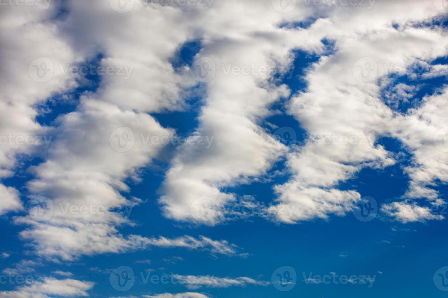 symmetrisches Muster aus weißen Wolken vor blauem Himmel. foto