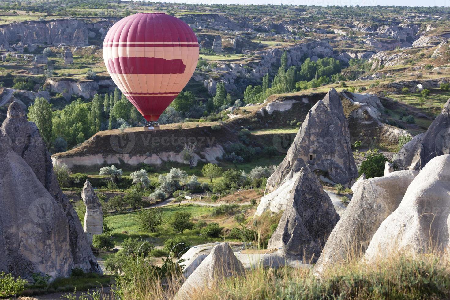 ein ballon fliegt über das tal in kappadokien foto