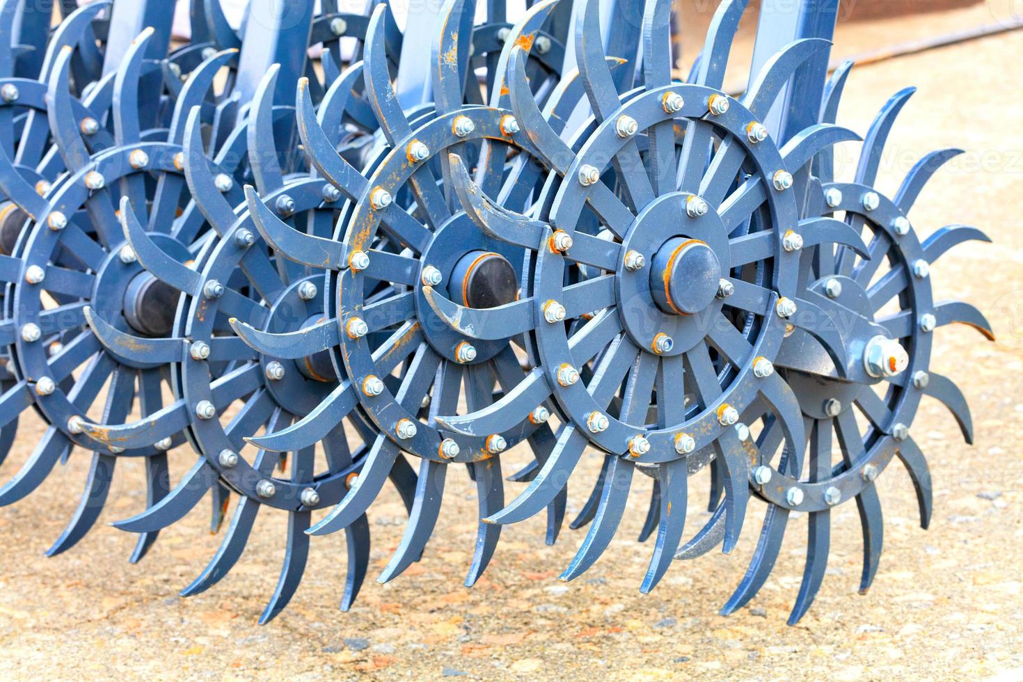 blaugezahnte Metallegge für die Feldbearbeitung. foto