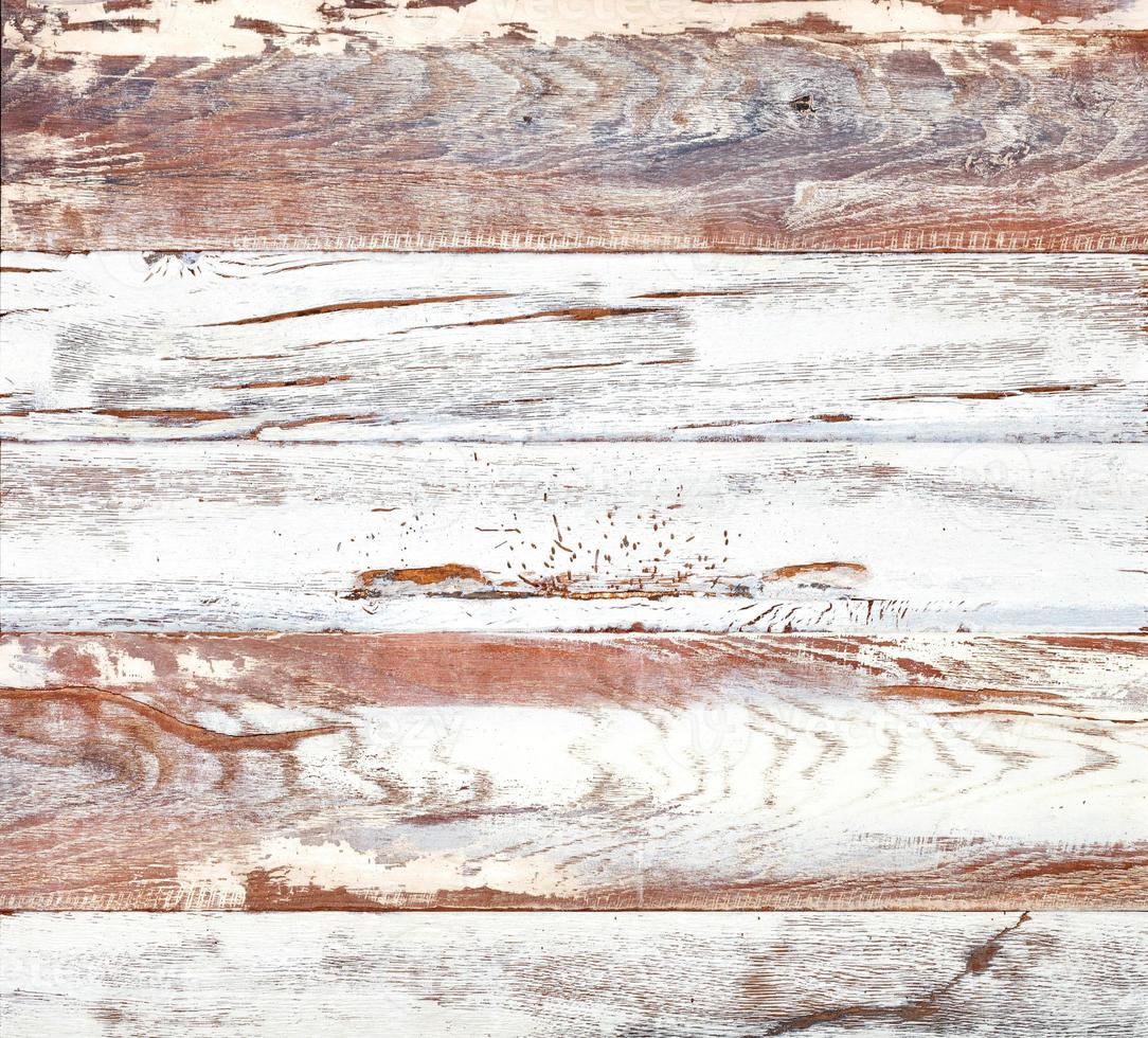 die Textur einer hellen Holzoberfläche mit verwitterten Putz-, Farb- und horizontalen Maserungen. foto