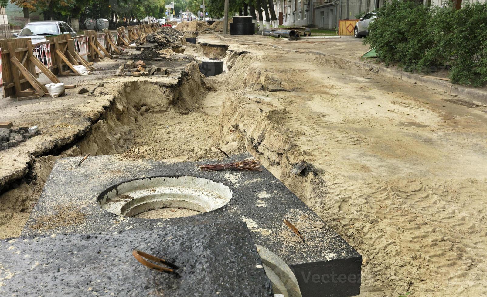 Reparatur des Stadtkanals auf der Fahrbahn der Straße foto