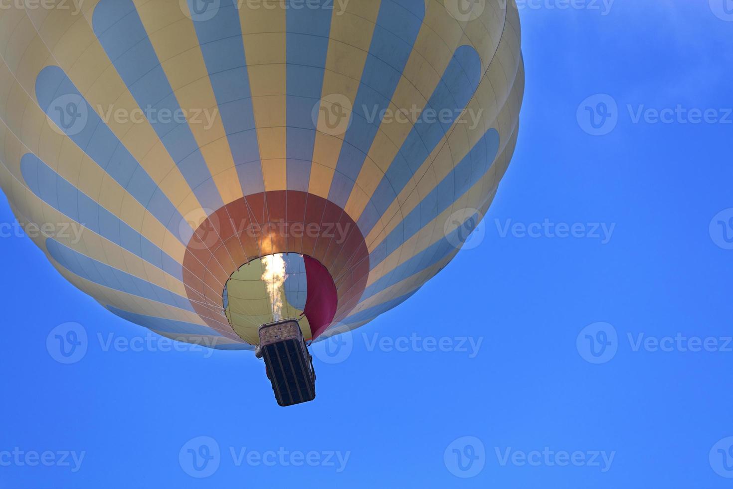 Ballonflug bei blauem Himmel foto