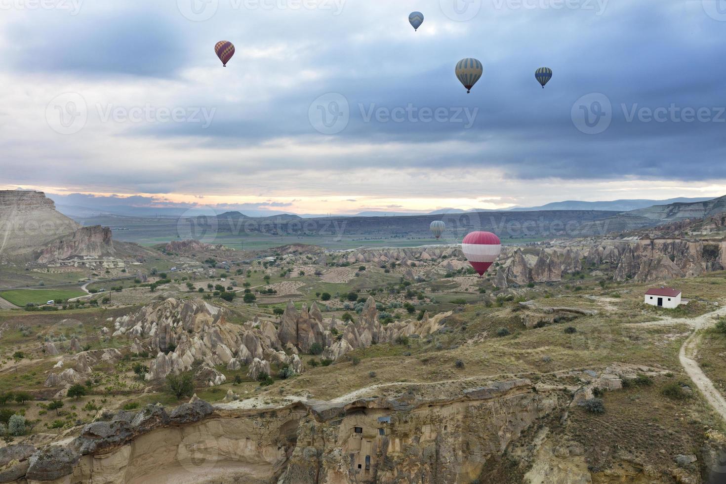 mehrere Ballons fliegen über die Täler in Kappadokien foto