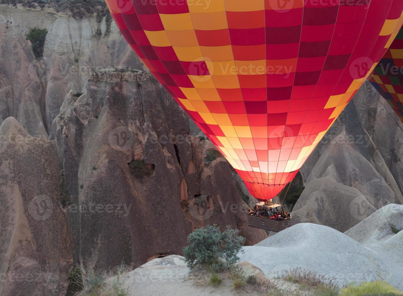 ein ballon fliegt über das tal in kappadokien. 12.05.2018. Truthahn. foto