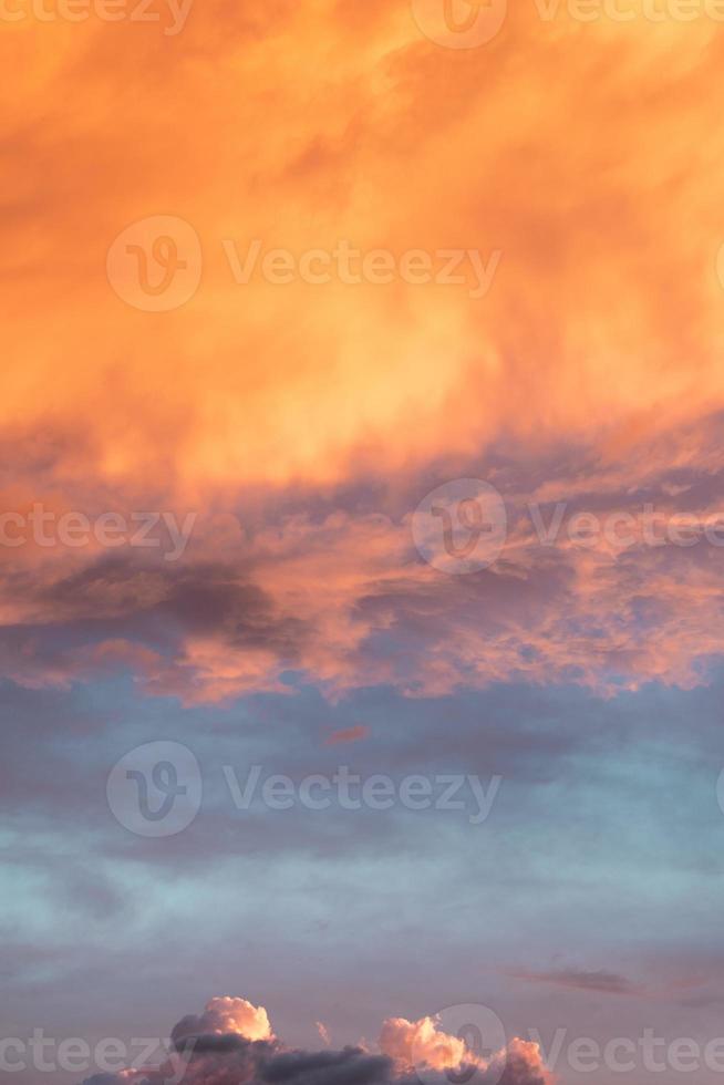 schöner Sommersonnenuntergang mit orangefarbenem Himmel und Wolken foto