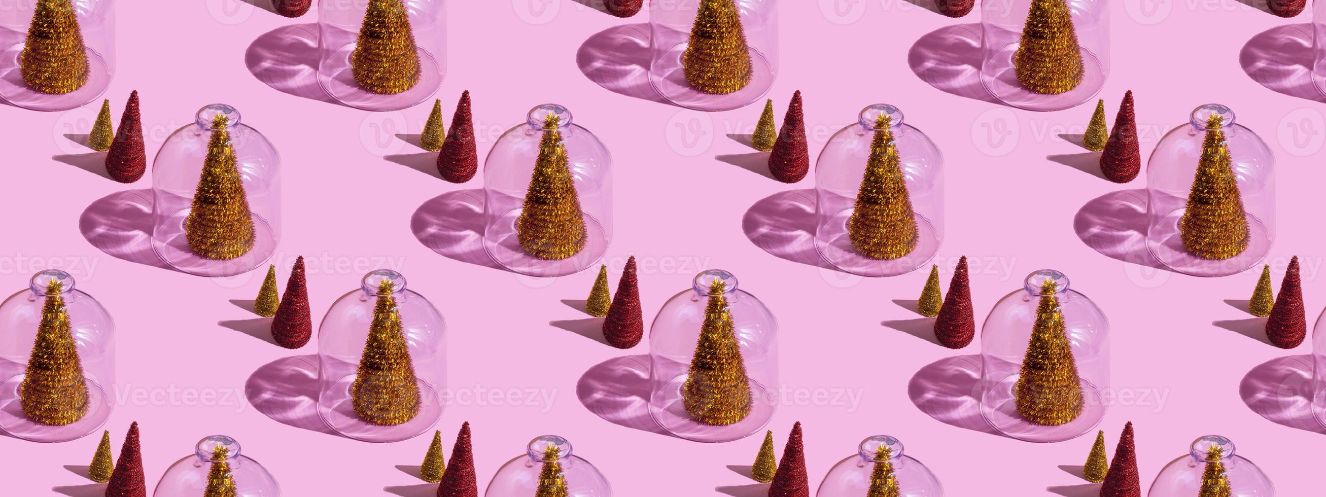 Weihnachtsbaum unter Glas auf rosa Hintergrund. Weihnachtskonzepte mit Kopienraum. Neujahrs- und Weihnachtskonzept in Quarantäne. Quarantäne-Probe. foto