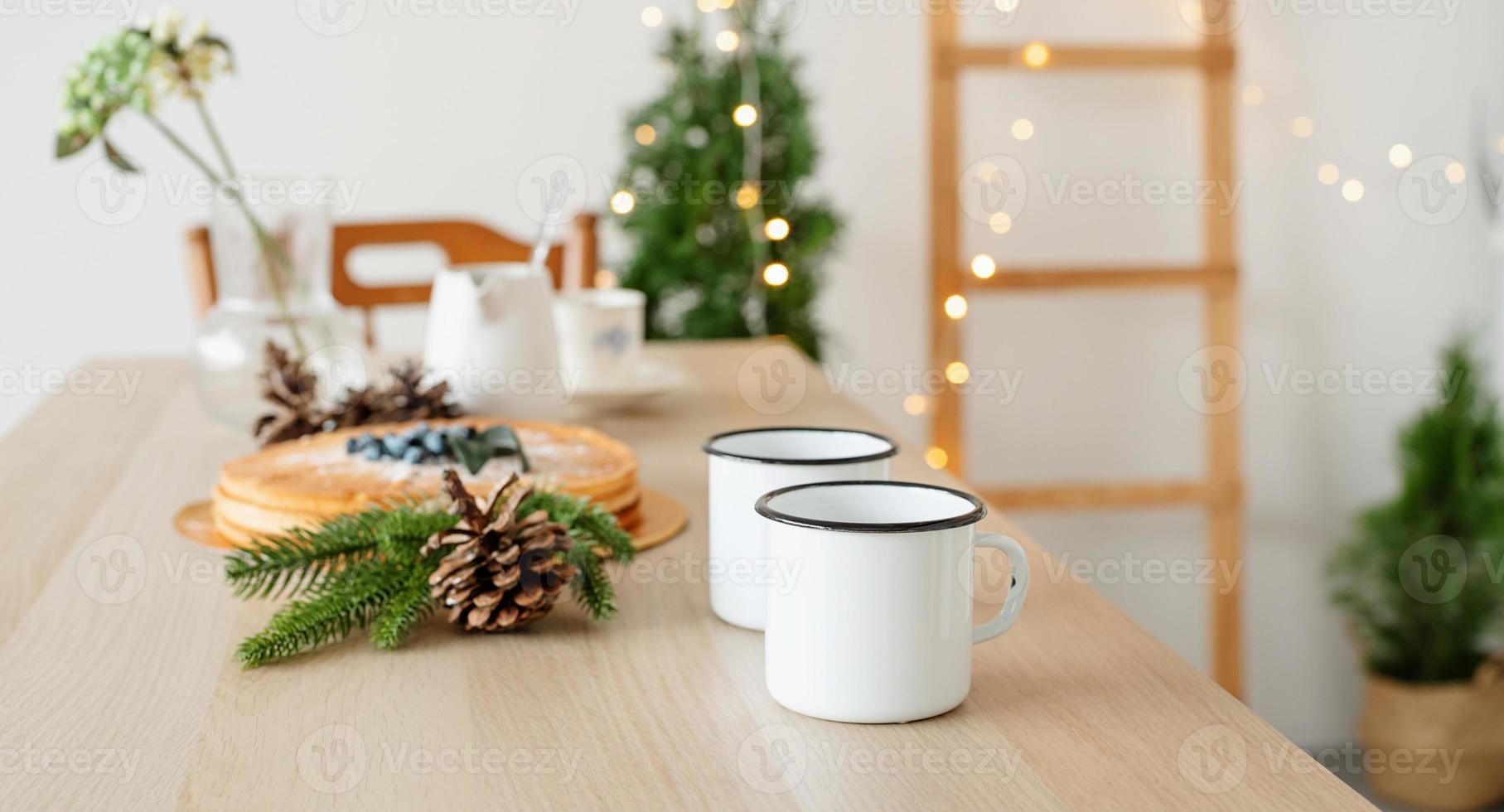 schöne gemütliche Küche weihnachtlich dekoriert foto