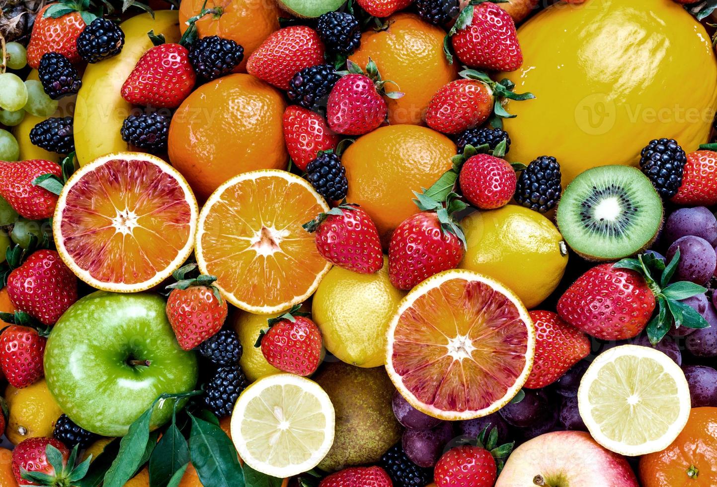 orange und erdbeere und beerenfrucht kreativer hintergrund tropische frische früchte bunt gesund foto
