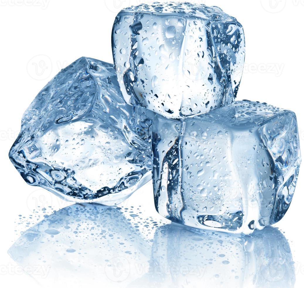 blauer transparenter eiswürfel natürliche kristallklare und hellblaue realistische eiswürfel auf weiß. foto
