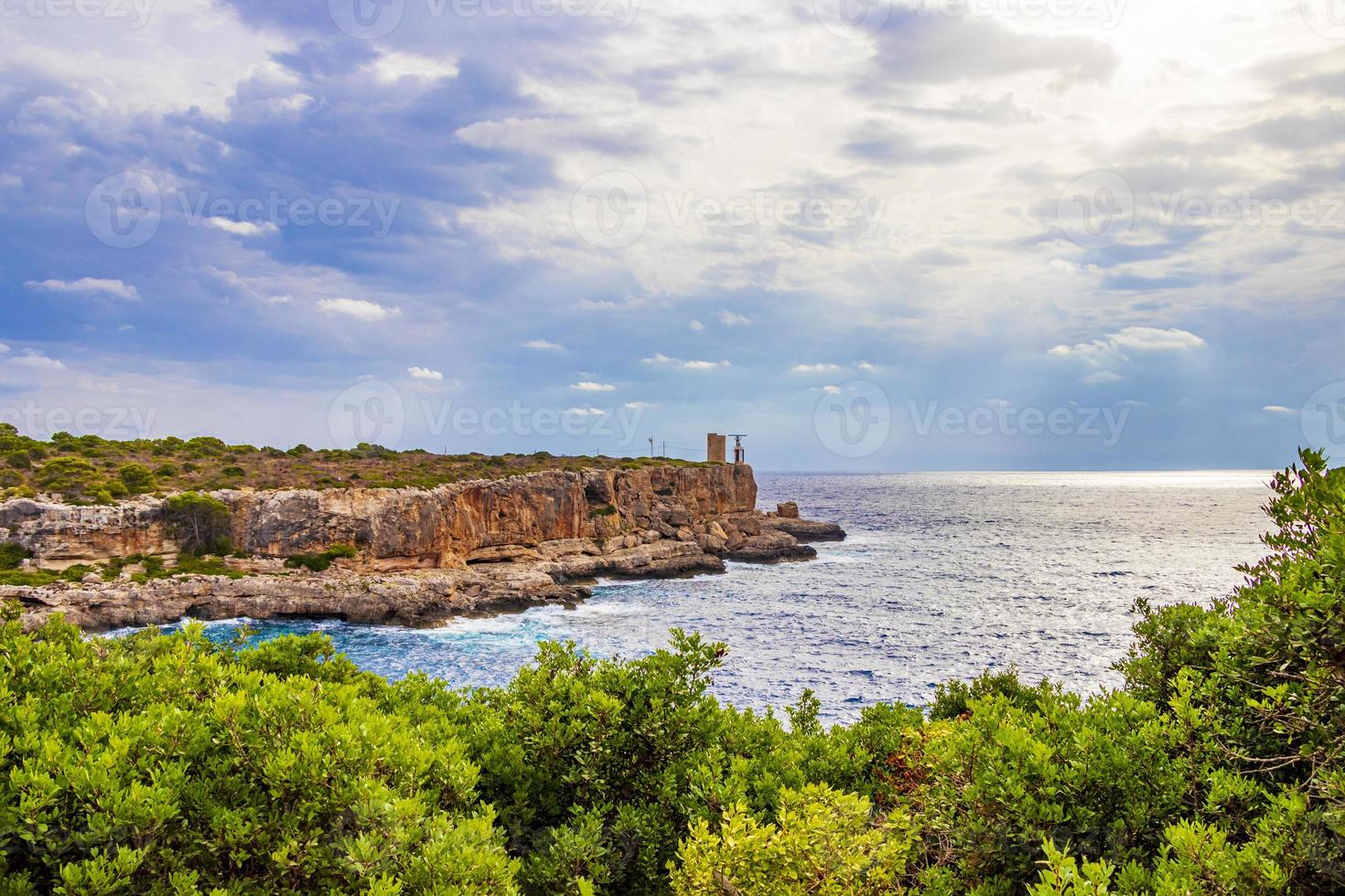 Blick auf die Bucht und den Torre d en Beu Cala Figuera. foto