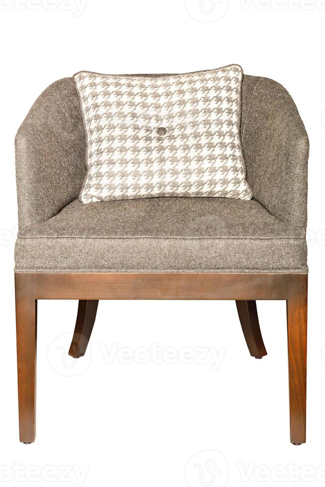 Sessel mit graubraunem Textilbezug mit weißem Steppkissen. isoliert auf weißem Hintergrund. foto