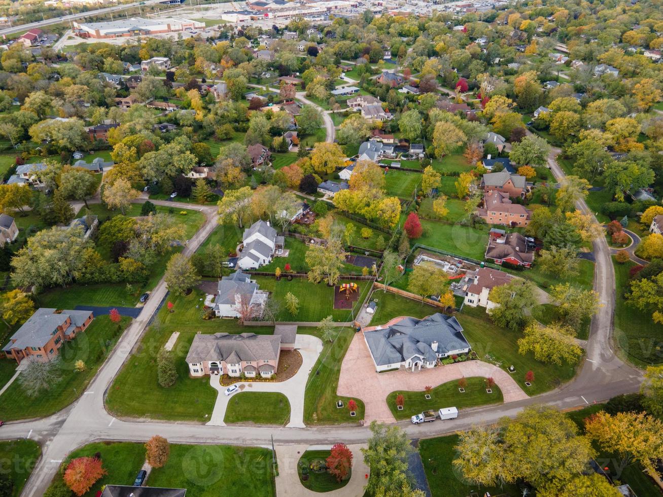 Luftaufnahme der Wohngegend in Northfield, il. Viele Bäume fangen an, Herbstfarben zu färben. große Wohnhäuser, teilweise mit Sonnenkollektoren. mäandernde Straßen foto