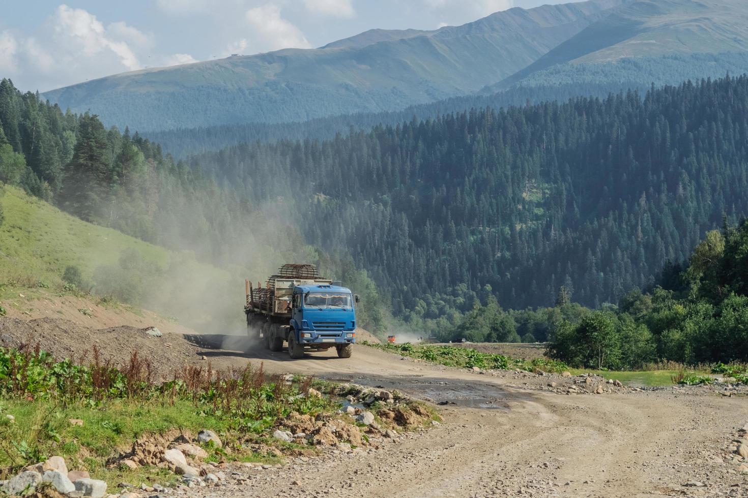 ein LKW transportiert einen Rahmen aus Bewehrung für den Bau von Betonmasten. foto