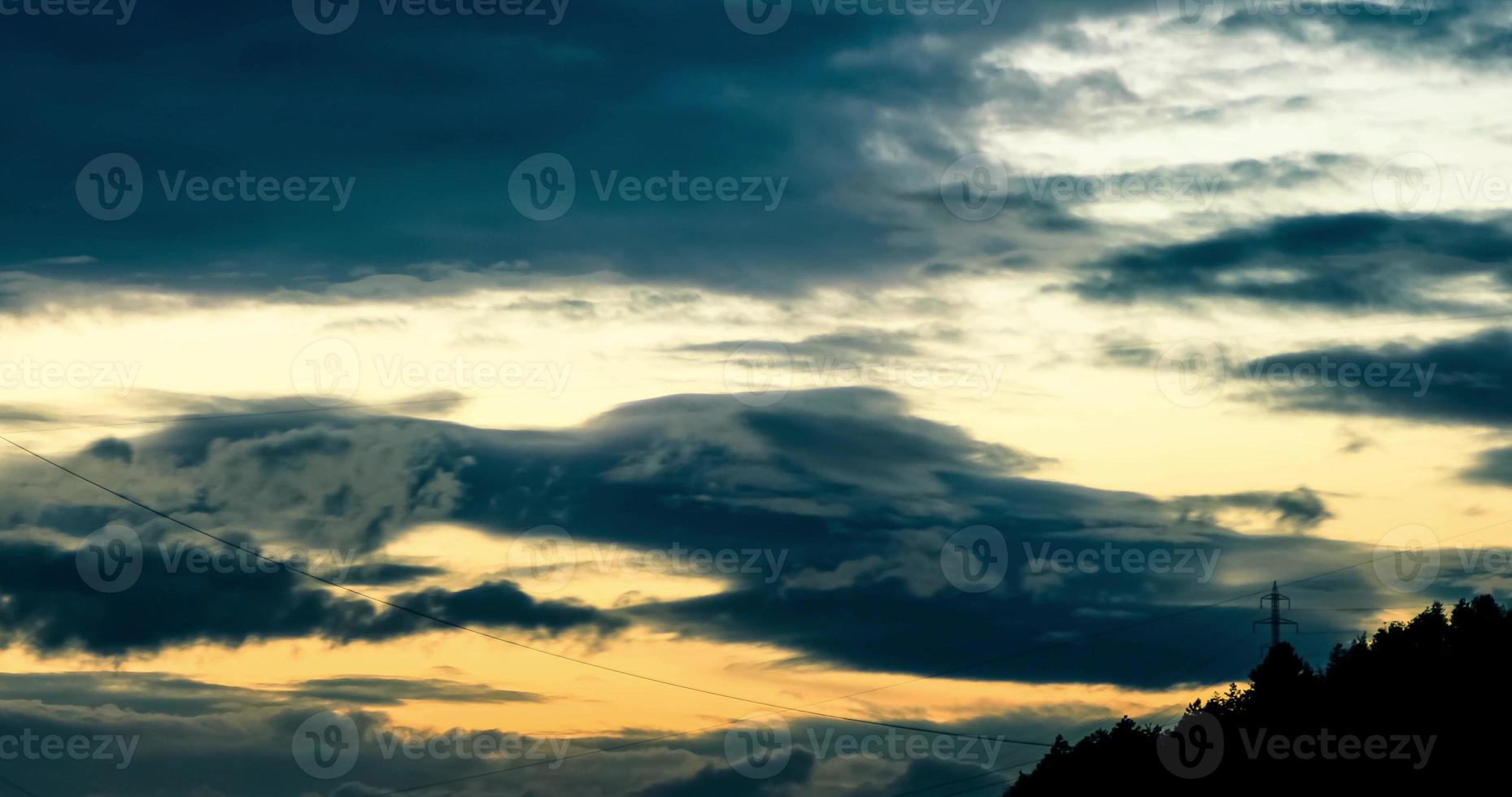 tiefblauer und orangefarbener Sonnenuntergang, während der Sturm kommt foto