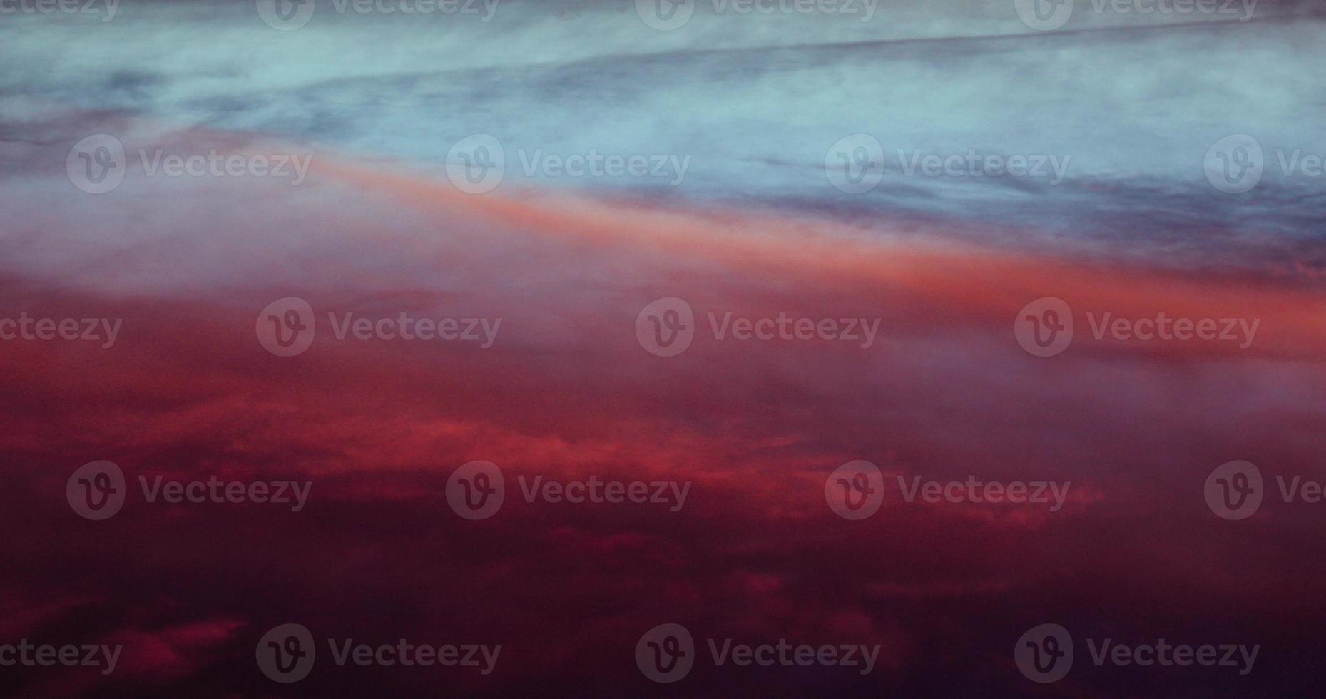 intensive Farben von blutroten rosa blauen Wolkenformationen foto