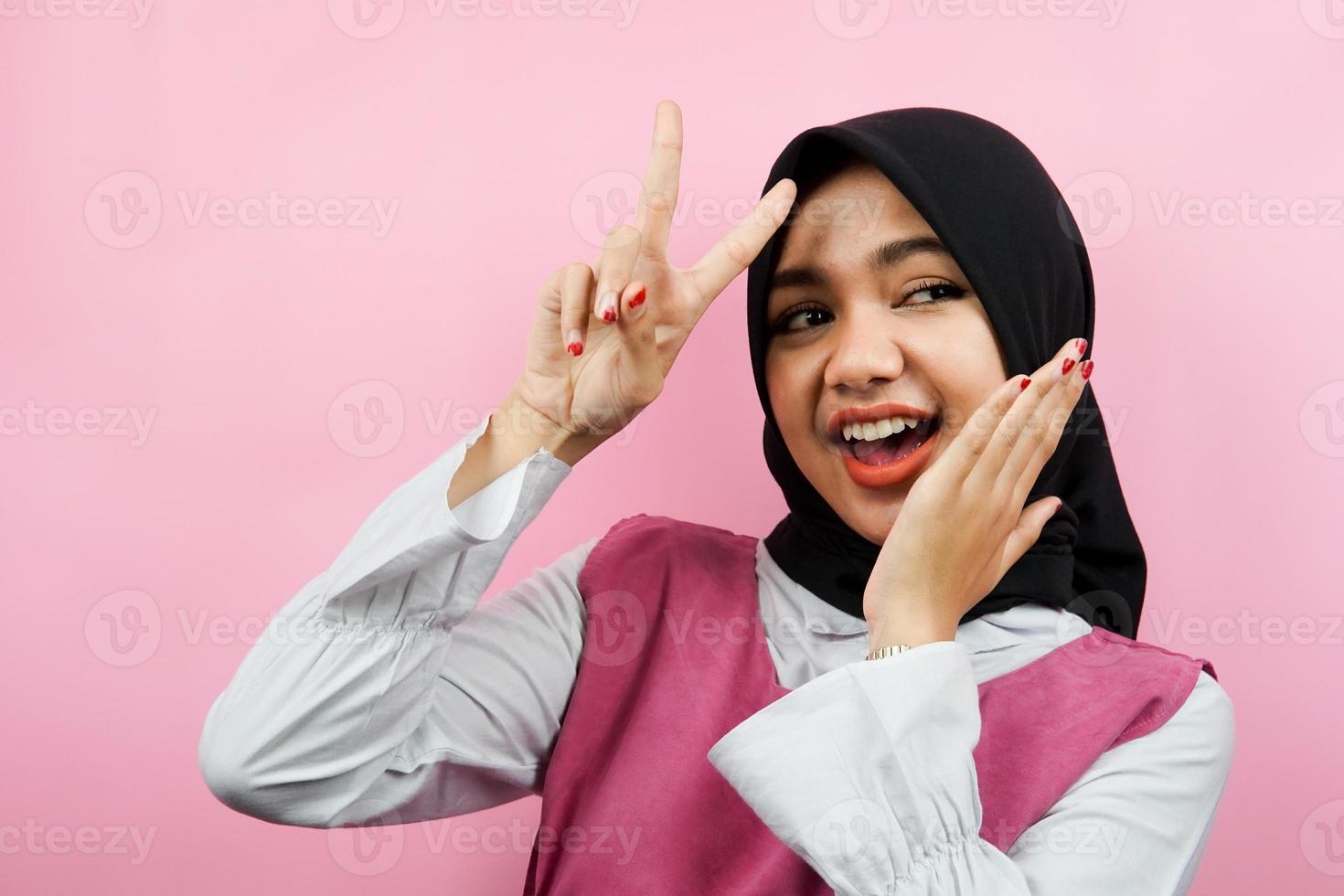 Nahaufnahme der fröhlichen schönen jungen muslimischen Frau isoliert foto