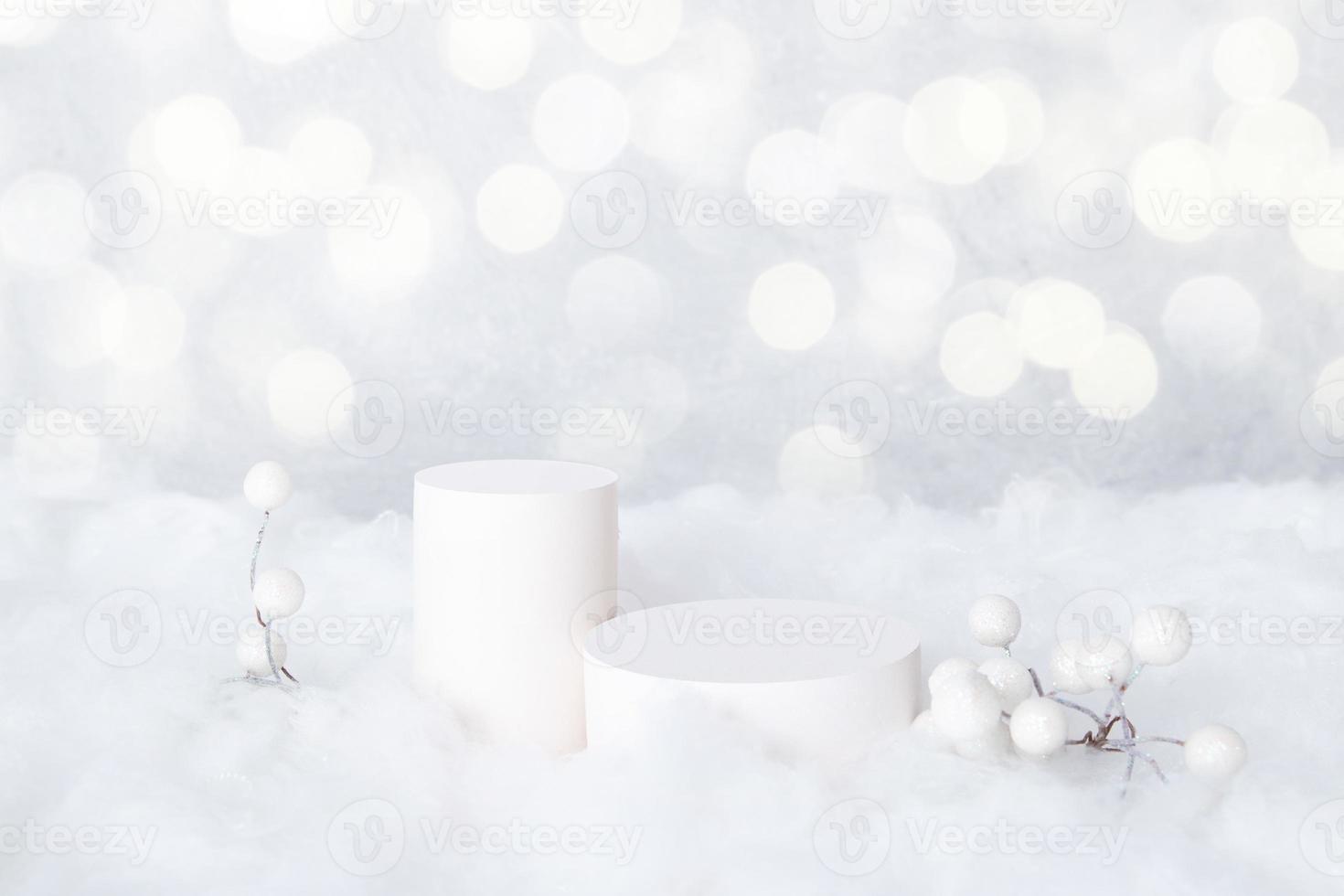 Mock-up-Podien für Kosmetik im Schnee mit dekorativen Beeren auf Bokeh-Hintergrund foto