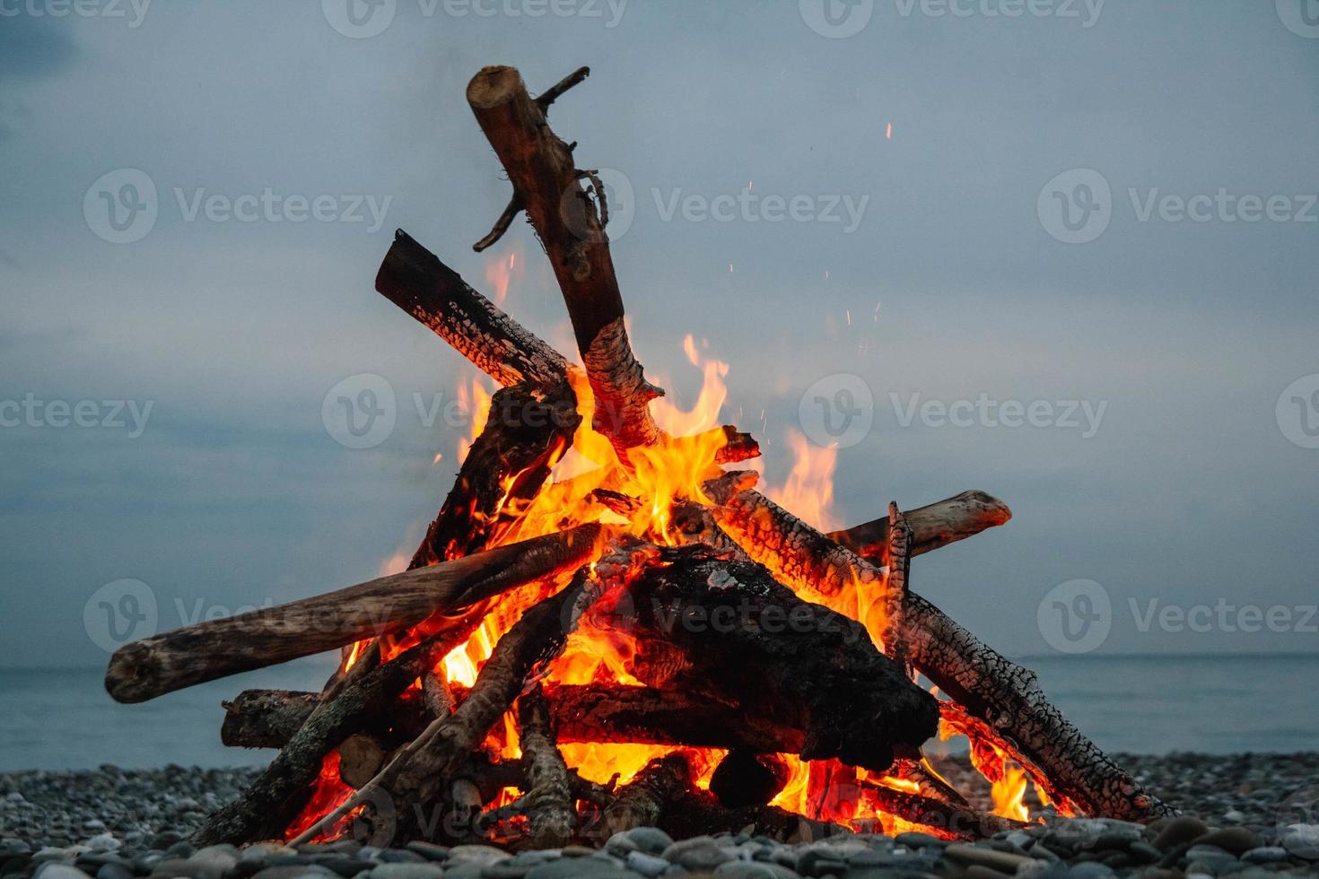 ein Lagerfeuer am Strand. ein Lagerfeuer an einem Steinstrand foto