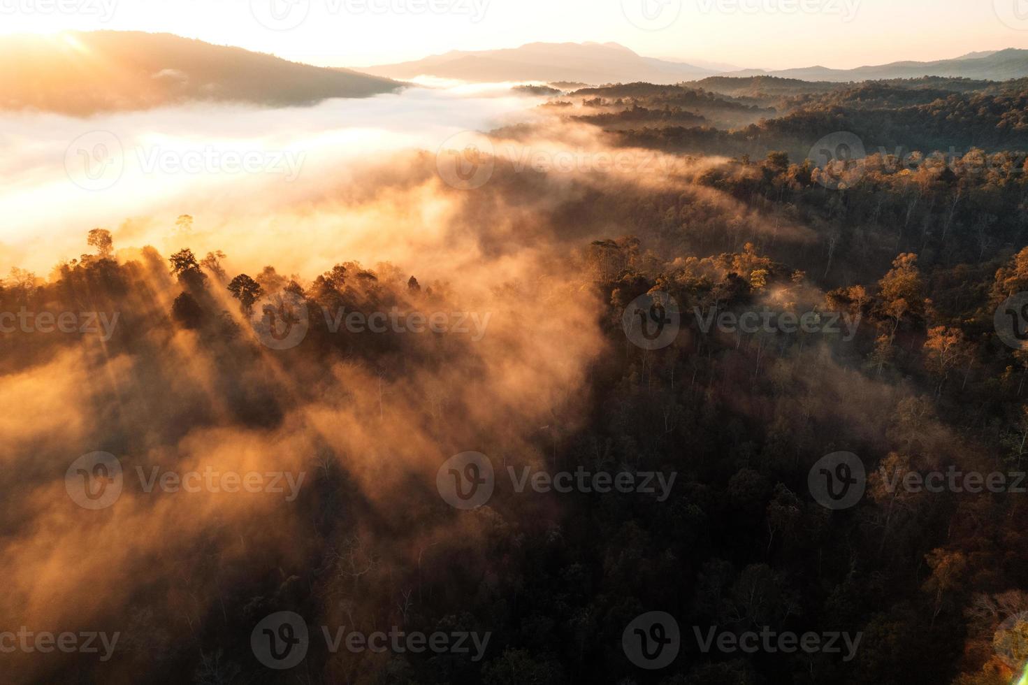 Sonnenaufgang über dem Nebel, über den Wolken fliegen Sonnenaufgang und Nebel foto