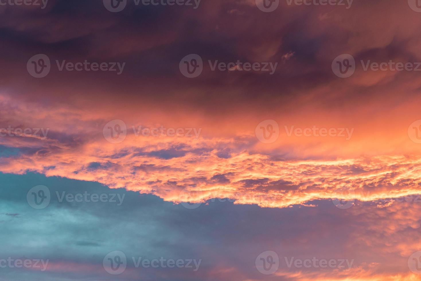 schöner Sommersonnenuntergang mit orangefarbenem Himmel und Wolken foto