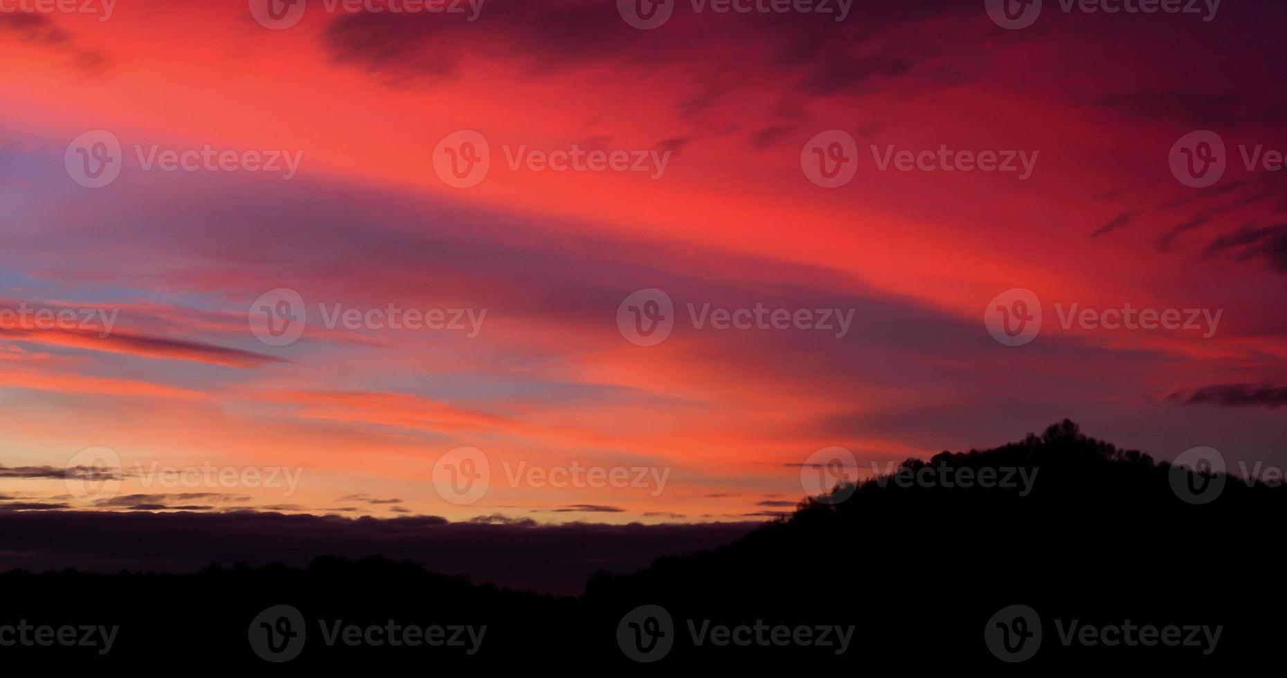 Vanilla Sky Sonnenuntergang mit intensiven lebendigen Farben foto