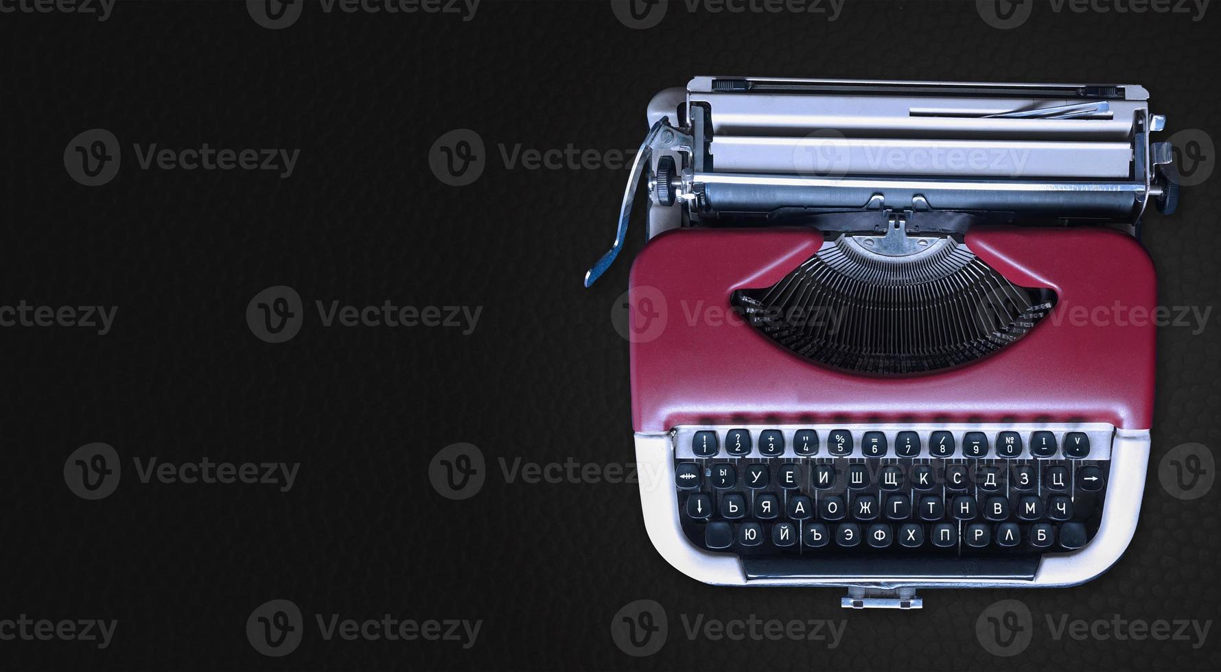 klassische Schreibmaschine mit kyrillischem Alphabet. foto