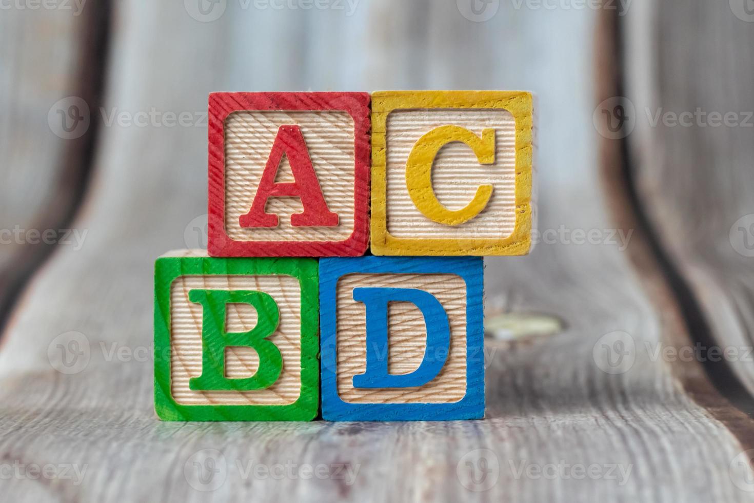 ABC-Holzblock auf dem Tisch. foto