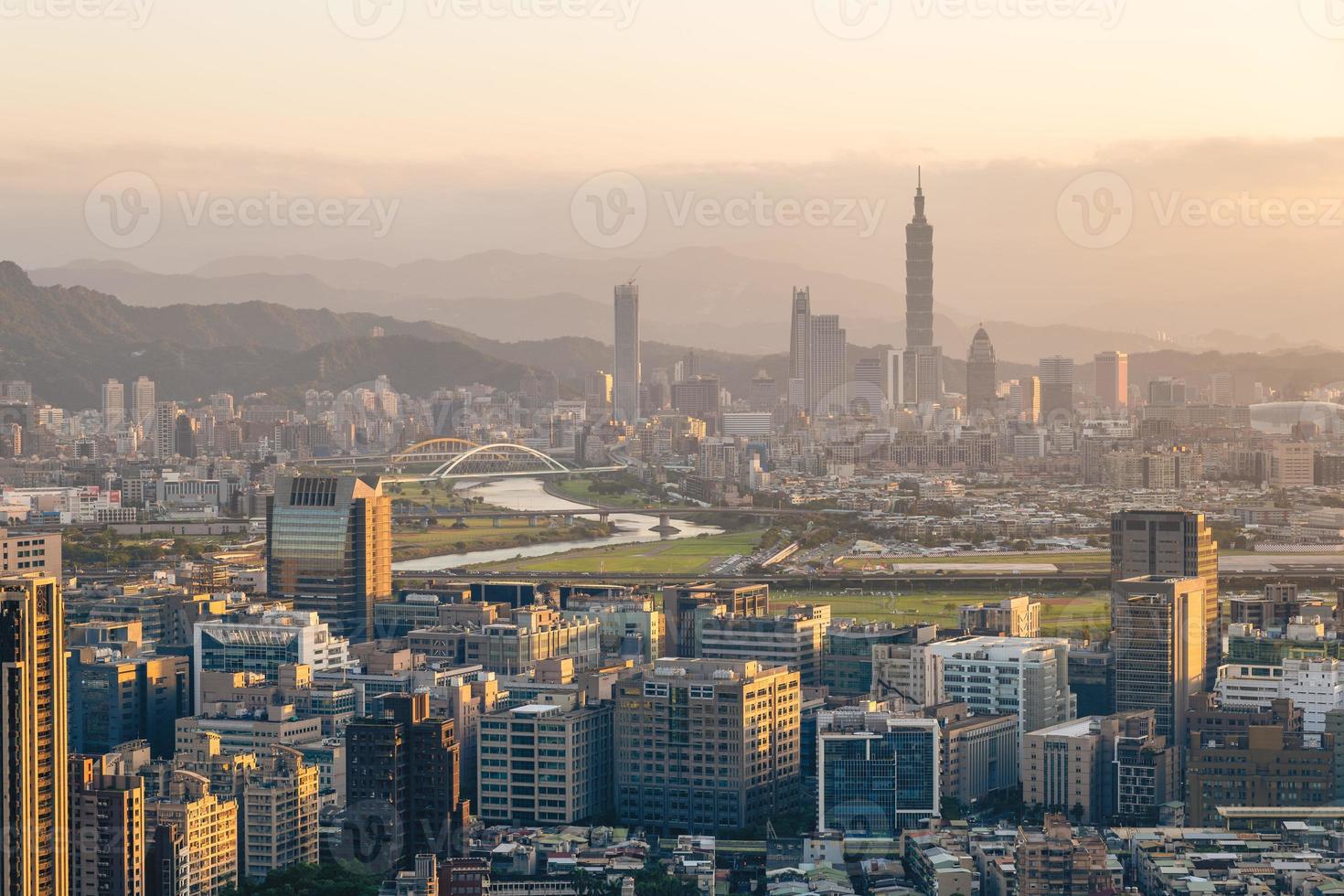 Skyline der Stadt Taipeh in Taiwan in der Abenddämmerung foto