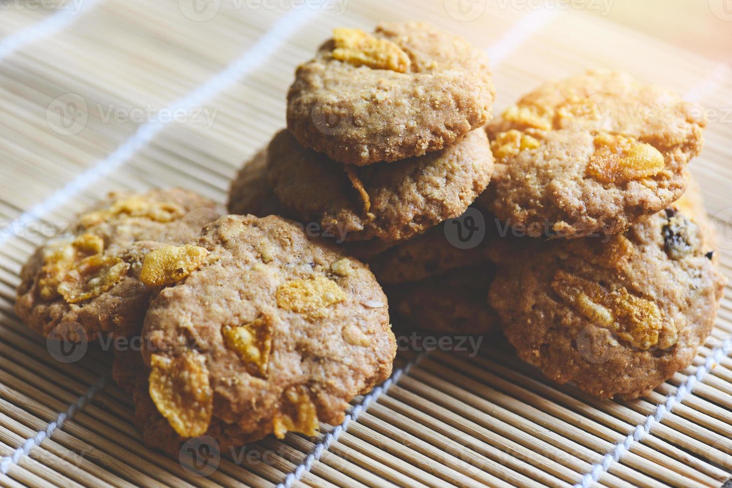 Chocolate Chip Cookies auf Holztisch Hintergrund, Nahaufnahme Cookie Cornflakes foto