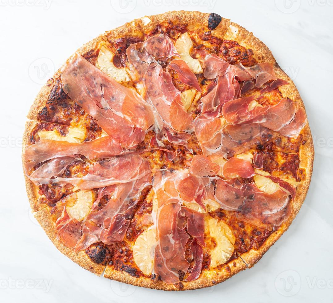 Pizza mit Prosciutto oder Parmaschinken Pizza foto