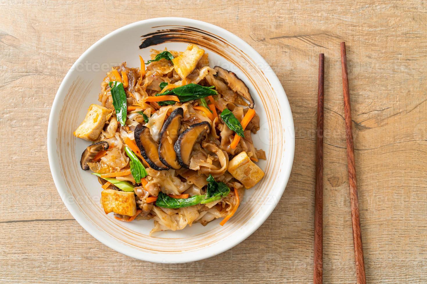gebratene Nudeln mit Tofu und Gemüse foto