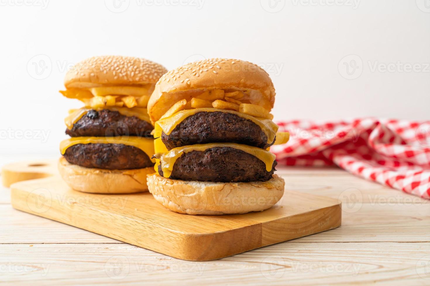 Hamburger oder Beefburger mit Käse und Pommes frites foto