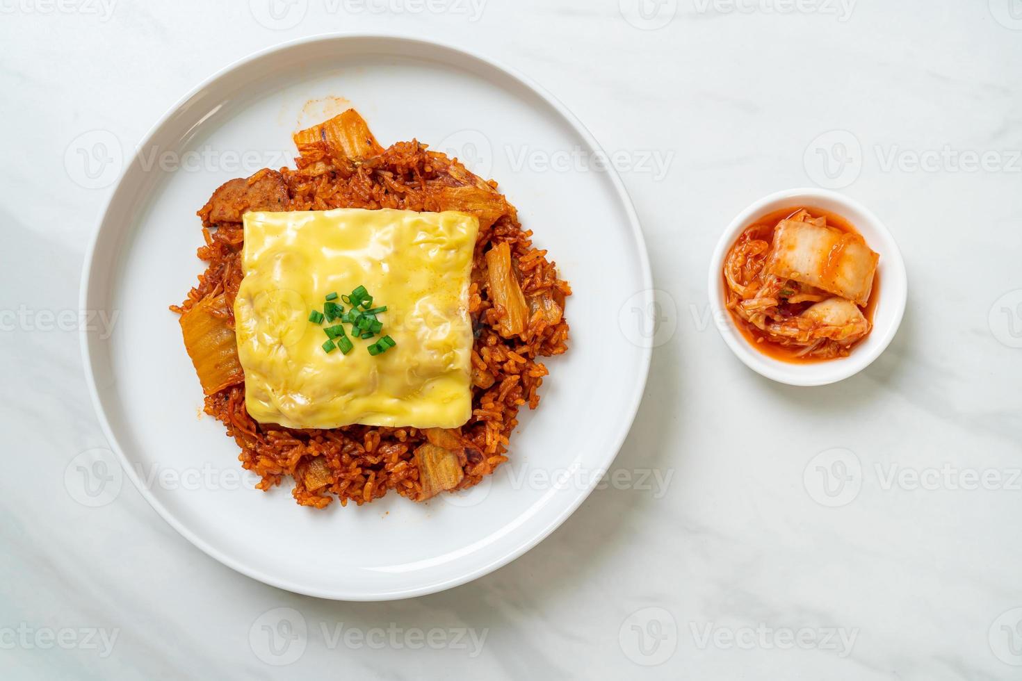 gebratener Kimchi-Reis mit Schweinefleisch und belegtem Käse foto