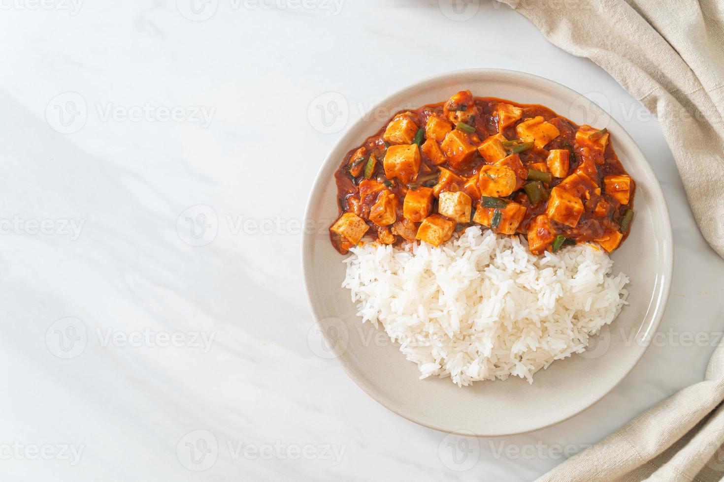 Mapo Tofu - das traditionelle Sichuan-Gericht aus Seidentofu und Rinderhackfleisch, gefüllt mit Mala-Geschmack aus Chiliöl und Sichuan-Pfefferkörnern. foto