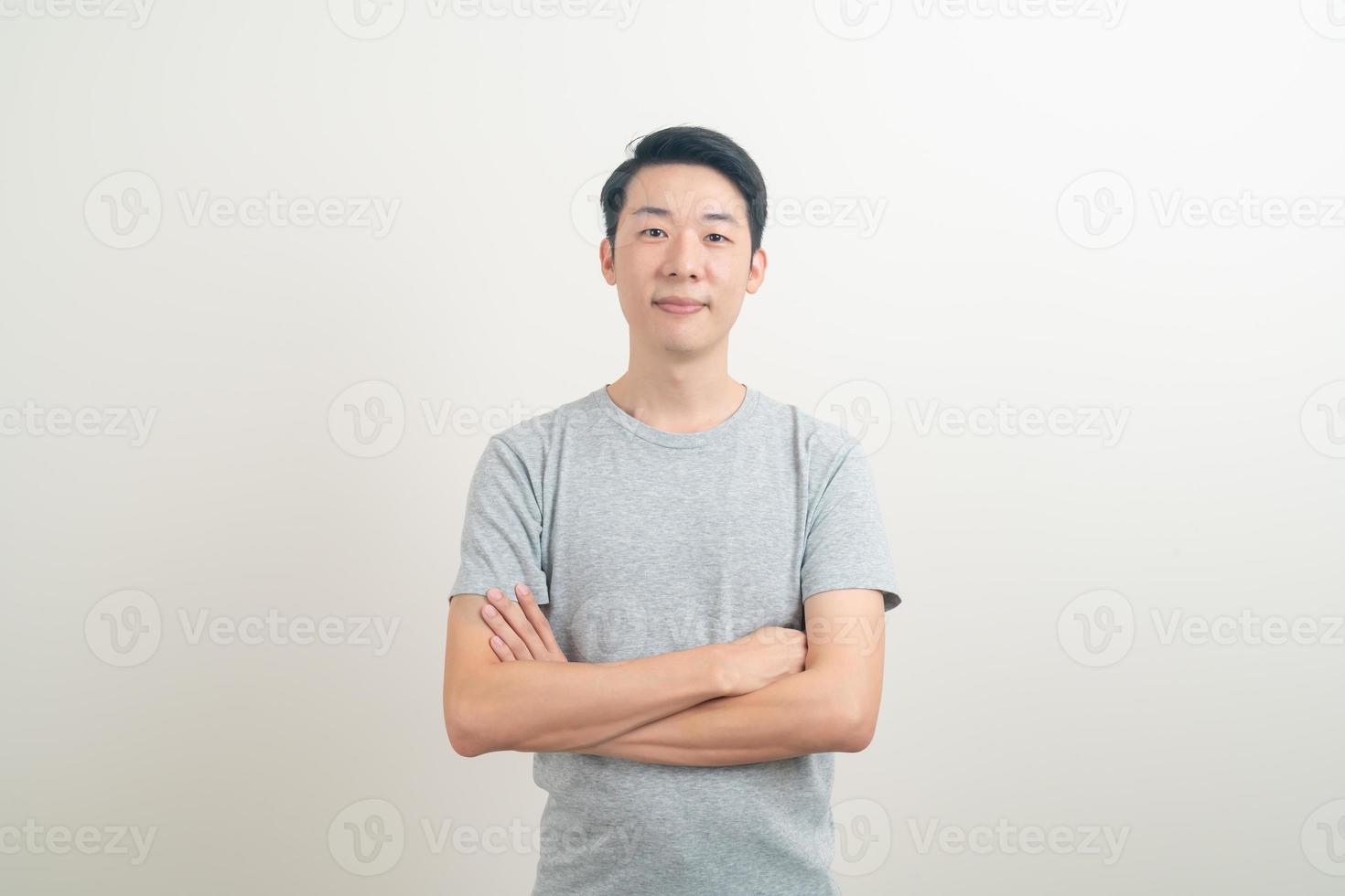 glücklicher asiatischer Mann, der auf weißem Hintergrund lächelt foto