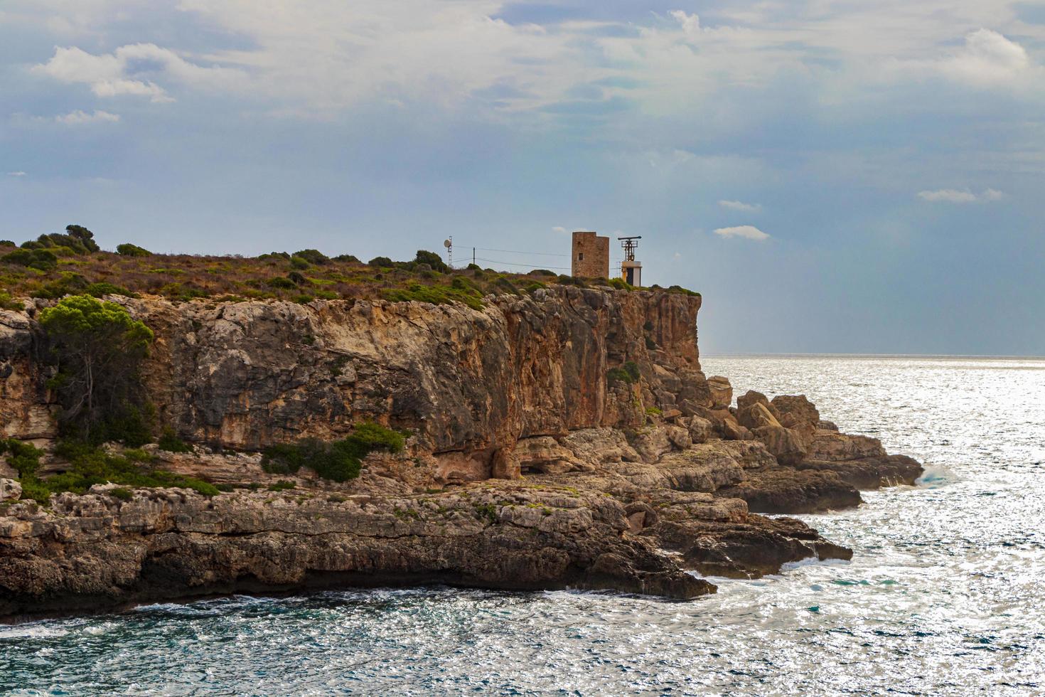Blick auf die Bucht und den Torre d en Beu Cala Figuera. foto