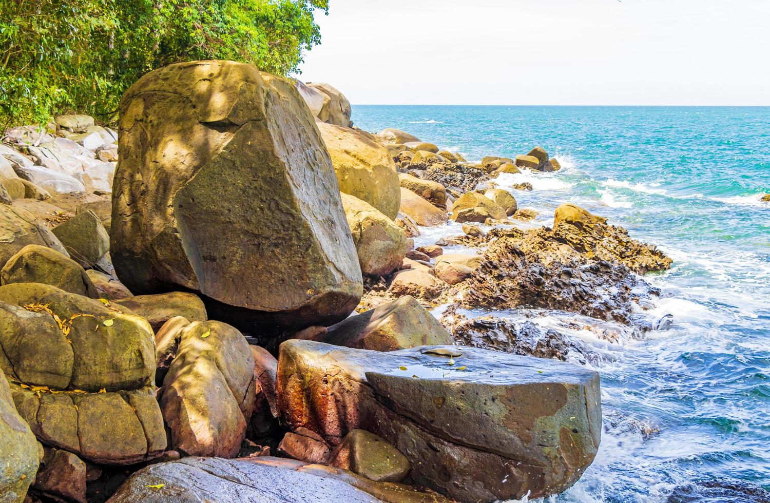 Landschaftspanorama lamru nationalpark in khao lak phang-nga thailand. foto