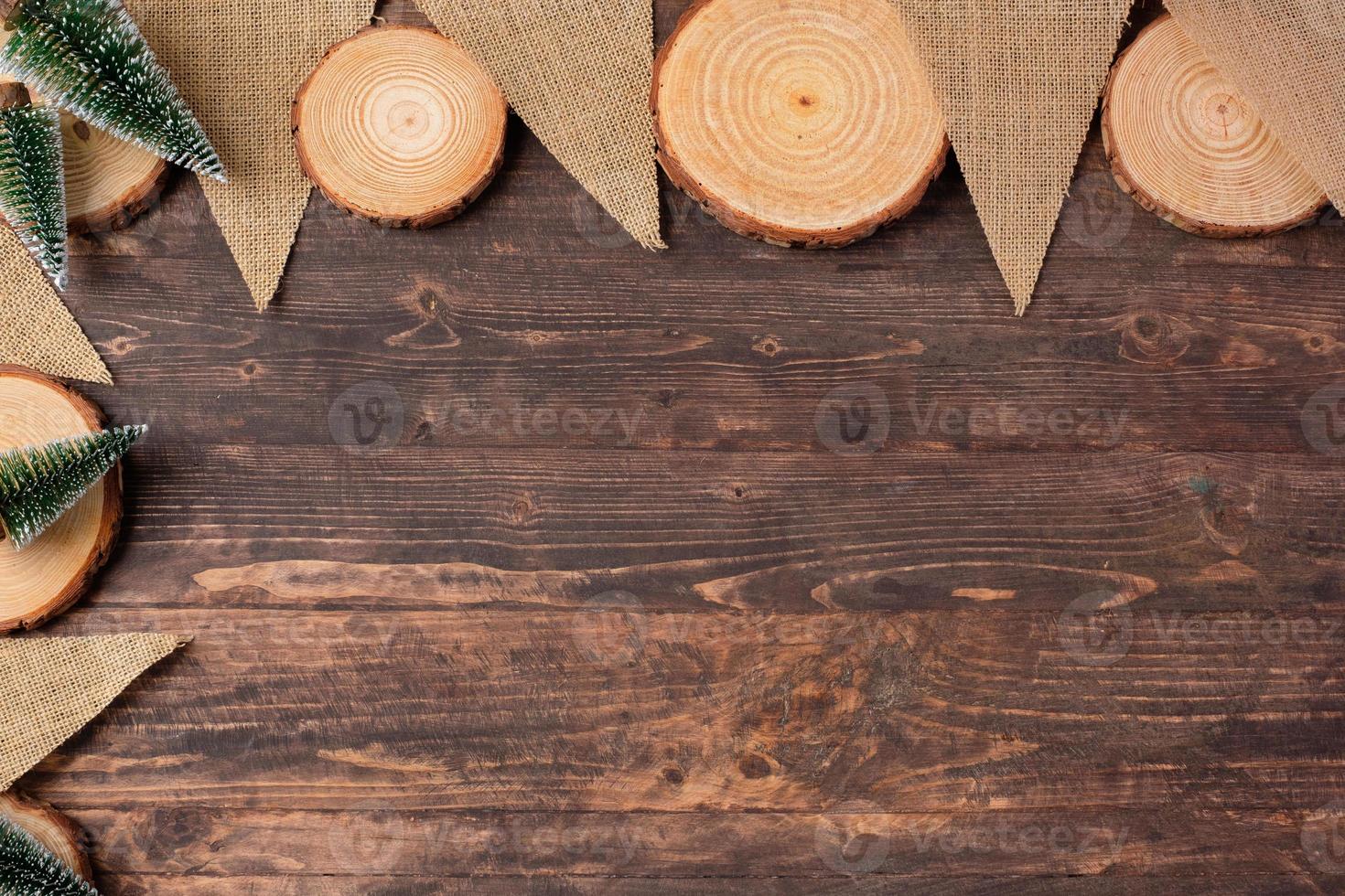 Weihnachtsholzplatte und Kraftflagge und Weihnachtsbaum auf braunem Holztisch foto