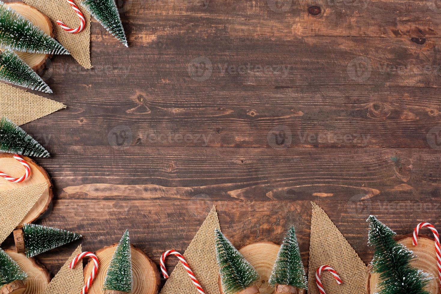 Weihnachtsholzplatte und Kraftflagge und Weihnachtsbaum auf braunem Holztisch foto