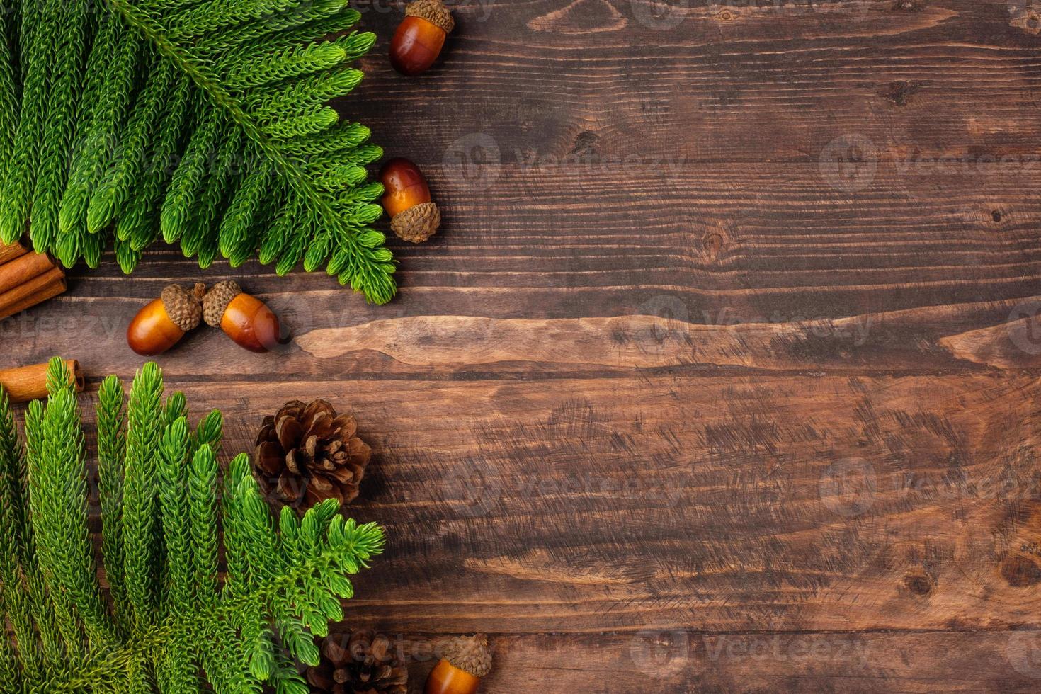 Weihnachtskiefer und Tannenzapfen auf Holztischhintergrund foto