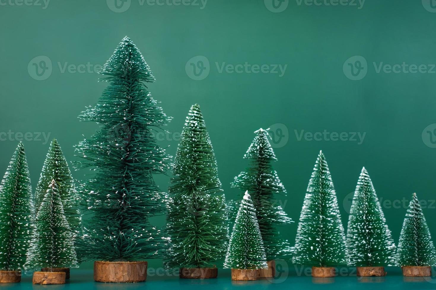 Weihnachtsbaumgruppe auf grünem Hintergrund. foto