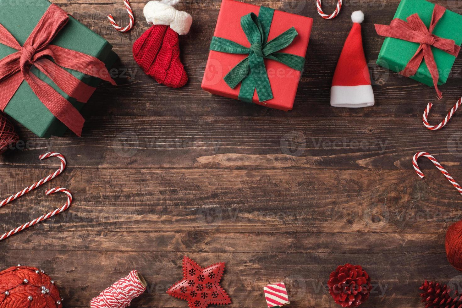 Weihnachtsgeschenkbox und Tannenzapfen, Zuckerstangendekorationsverzierung auf Tischholzhintergrund foto